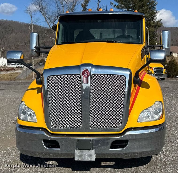 image for item EI4142 2021 Kenworth T680 semi truck