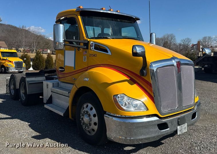 image for item EI4142 2021 Kenworth T680 semi truck