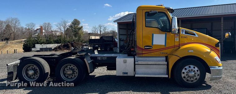 image for item EI4142 2021 Kenworth T680 semi truck