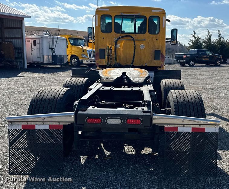 image for item EI4142 2021 Kenworth T680 semi truck