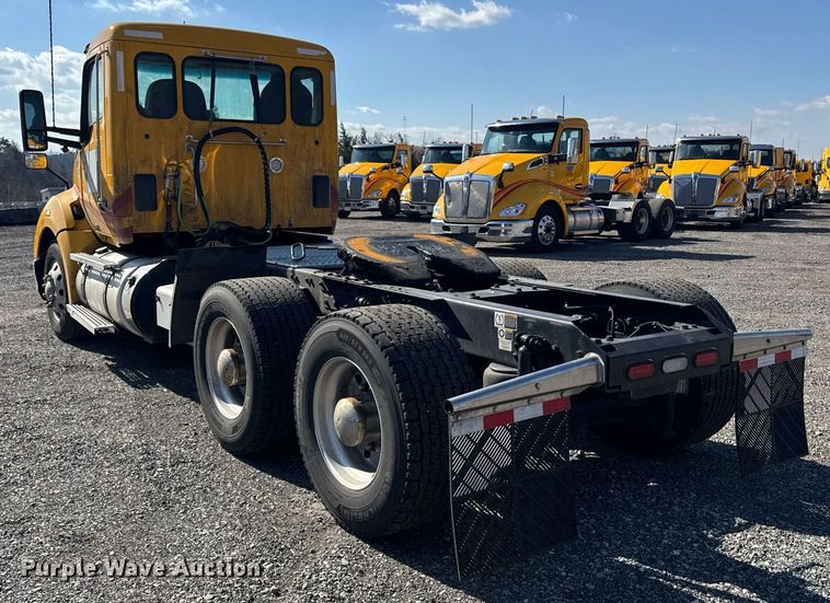 image for item EI4142 2021 Kenworth T680 semi truck