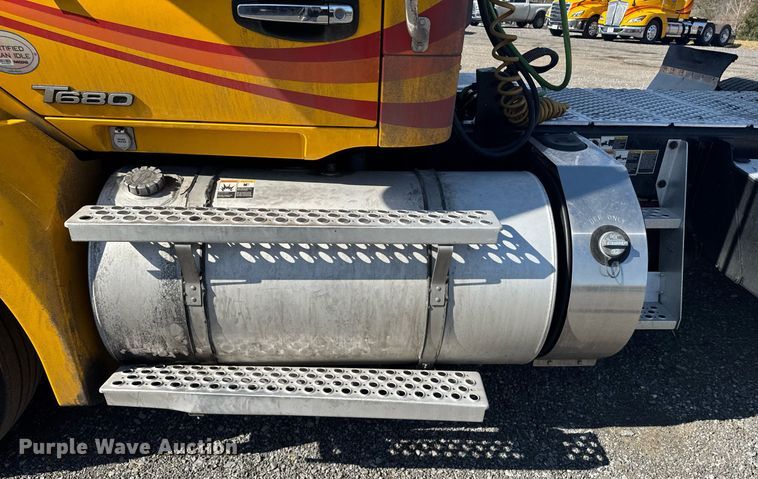 image for item EI4142 2021 Kenworth T680 semi truck