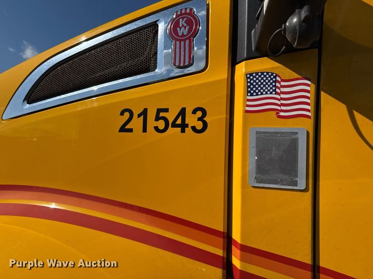 image for item EI4142 2021 Kenworth T680 semi truck