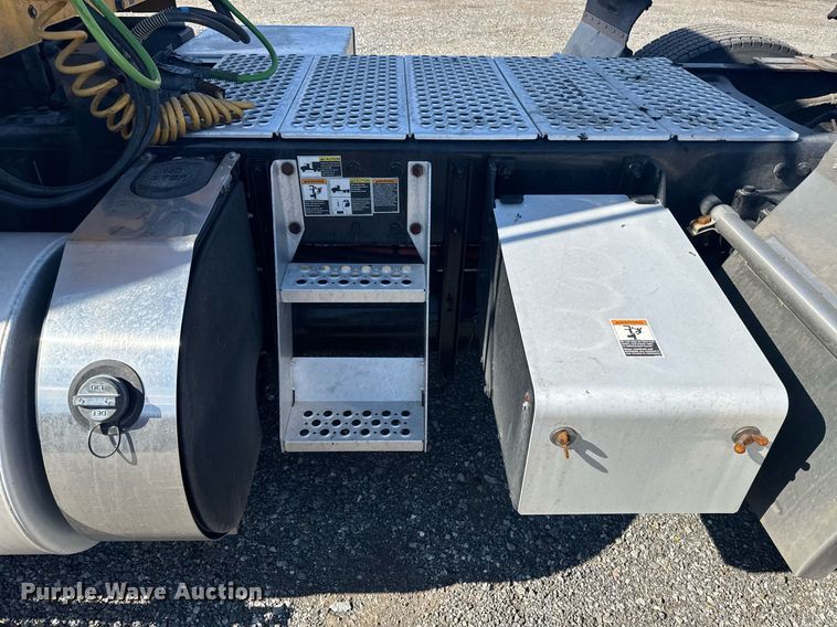 image for item EI4142 2021 Kenworth T680 semi truck