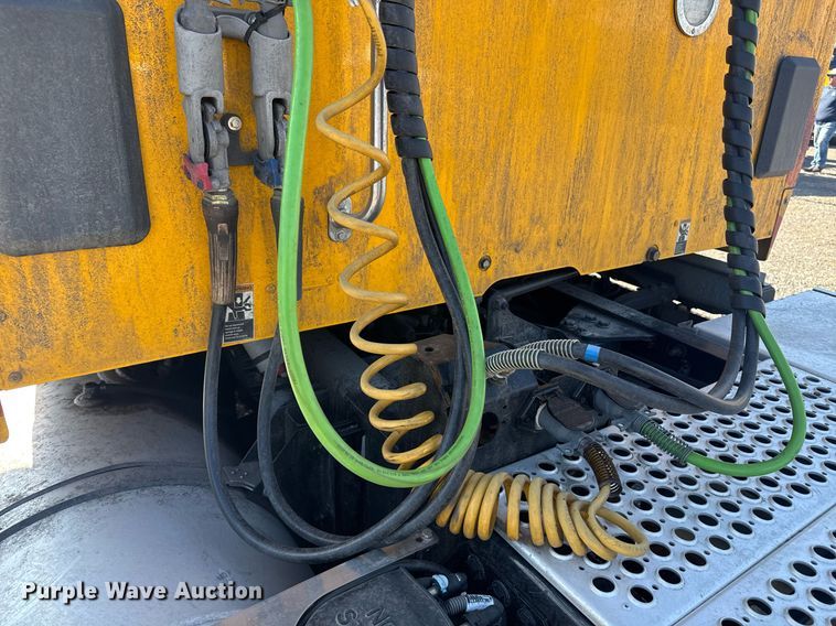 image for item EI4142 2021 Kenworth T680 semi truck