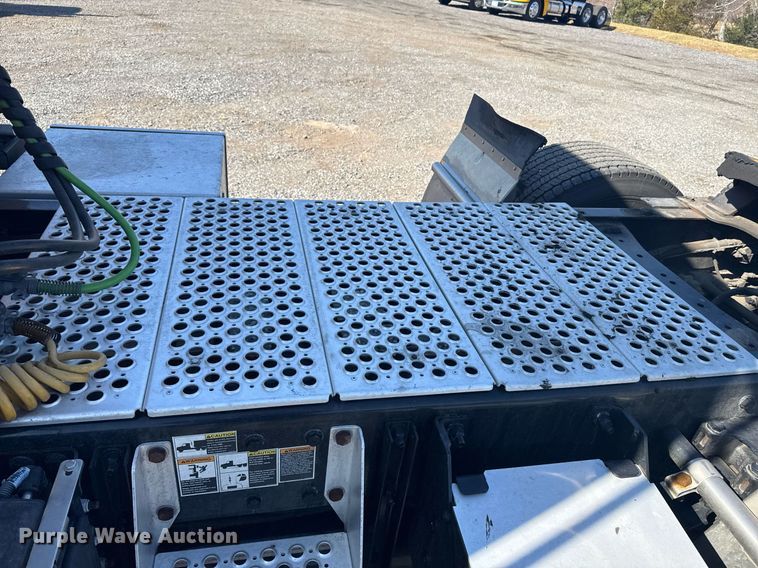 image for item EI4142 2021 Kenworth T680 semi truck