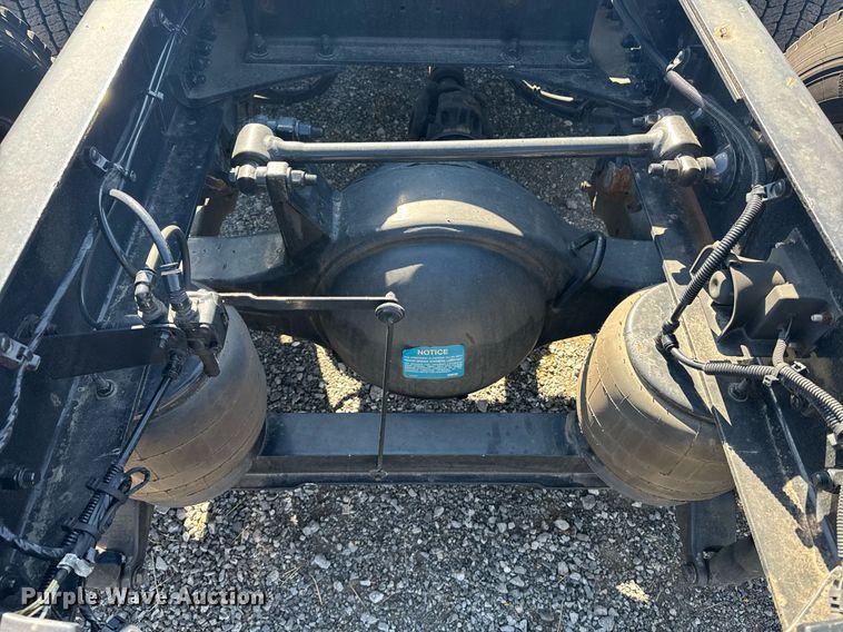 image for item EI4142 2021 Kenworth T680 semi truck