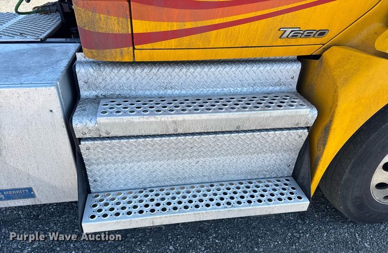 image for item EI4142 2021 Kenworth T680 semi truck