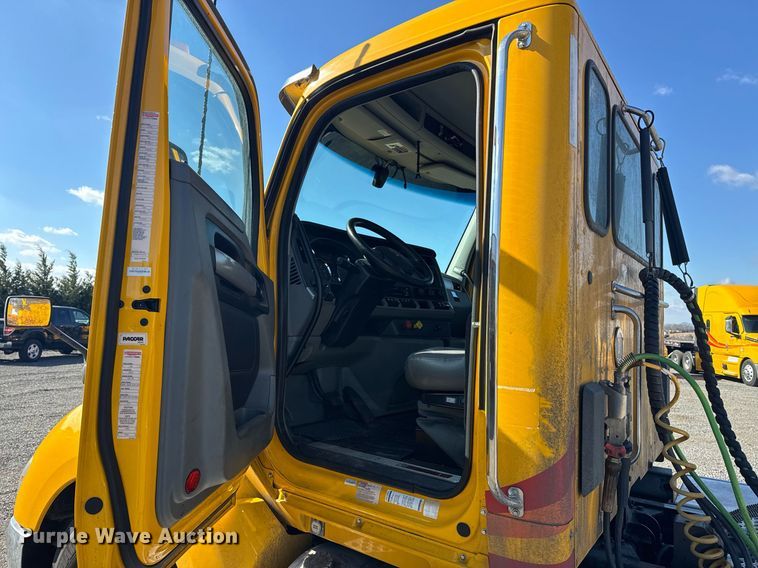 image for item EI4142 2021 Kenworth T680 semi truck