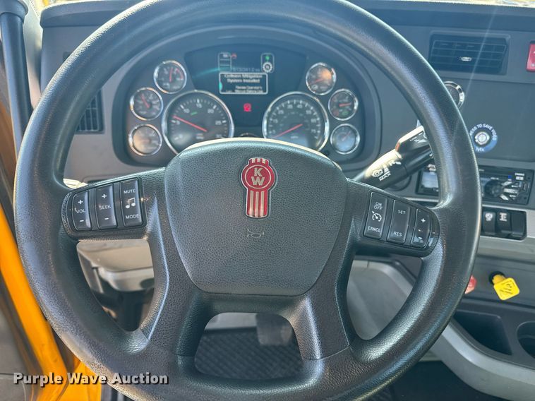 image for item EI4142 2021 Kenworth T680 semi truck