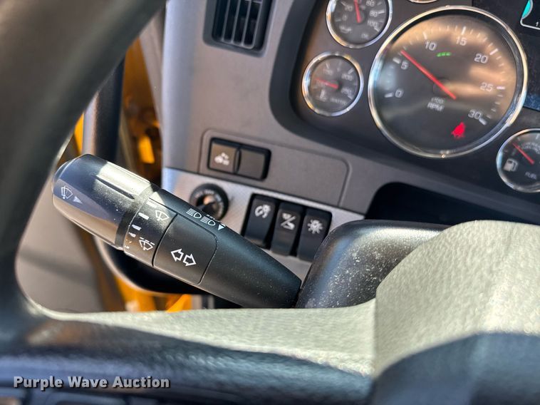 image for item EI4142 2021 Kenworth T680 semi truck