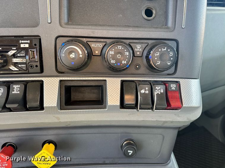 image for item EI4142 2021 Kenworth T680 semi truck