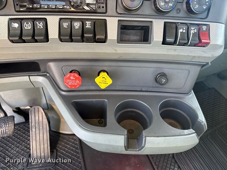 image for item EI4142 2021 Kenworth T680 semi truck