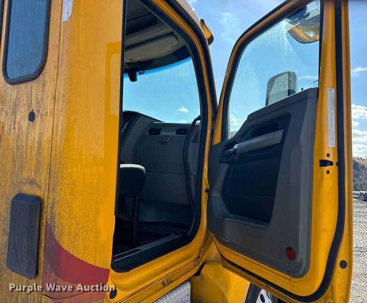 image for item EI4142 2021 Kenworth T680 semi truck