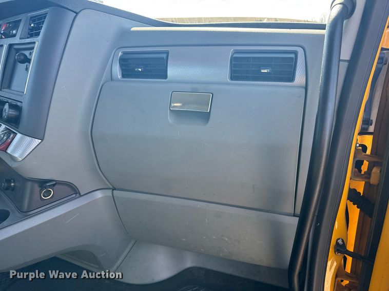 image for item EI4142 2021 Kenworth T680 semi truck