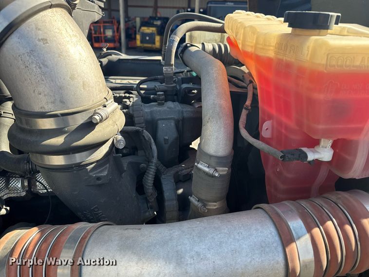 image for item EI4142 2021 Kenworth T680 semi truck