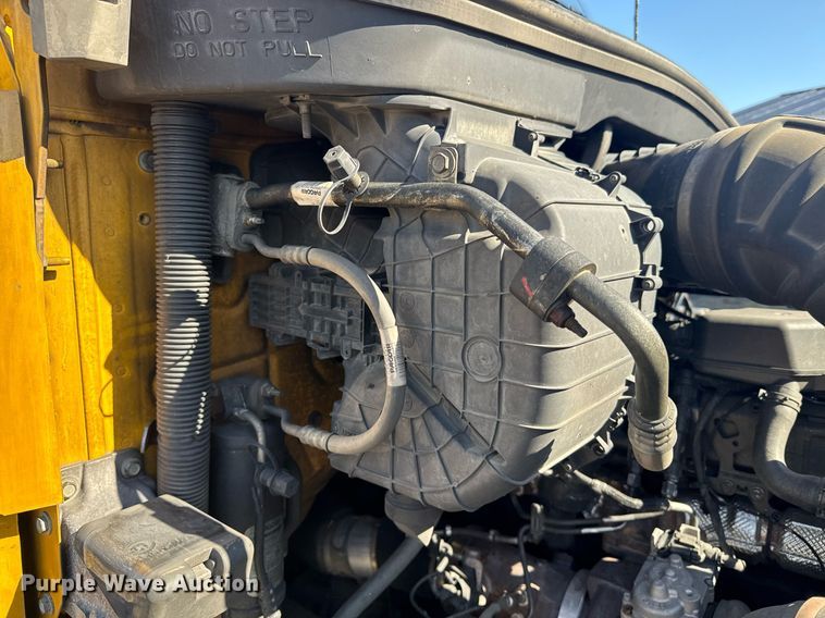 image for item EI4142 2021 Kenworth T680 semi truck