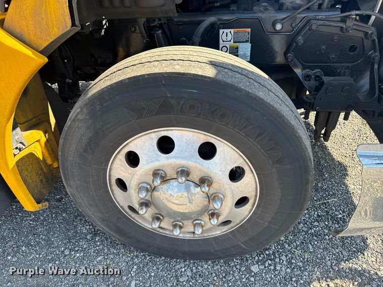 image for item EI4142 2021 Kenworth T680 semi truck