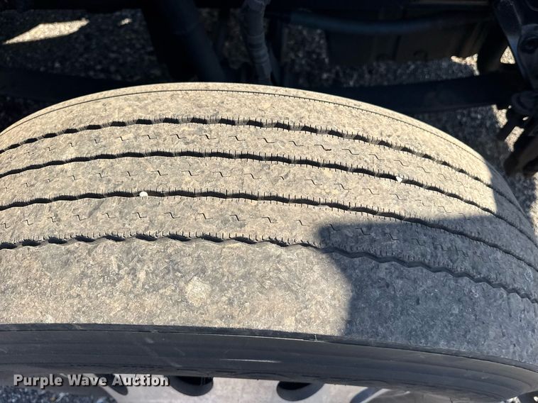 image for item EI4142 2021 Kenworth T680 semi truck