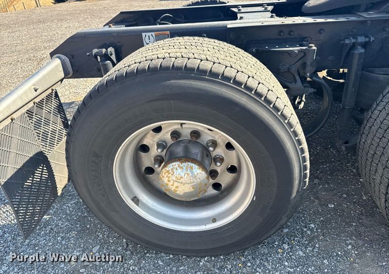 image for item EI4142 2021 Kenworth T680 semi truck