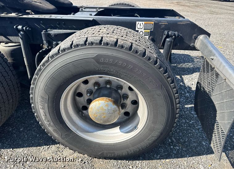 image for item EI4142 2021 Kenworth T680 semi truck