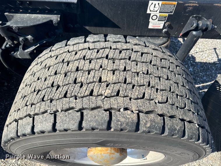 image for item EI4142 2021 Kenworth T680 semi truck