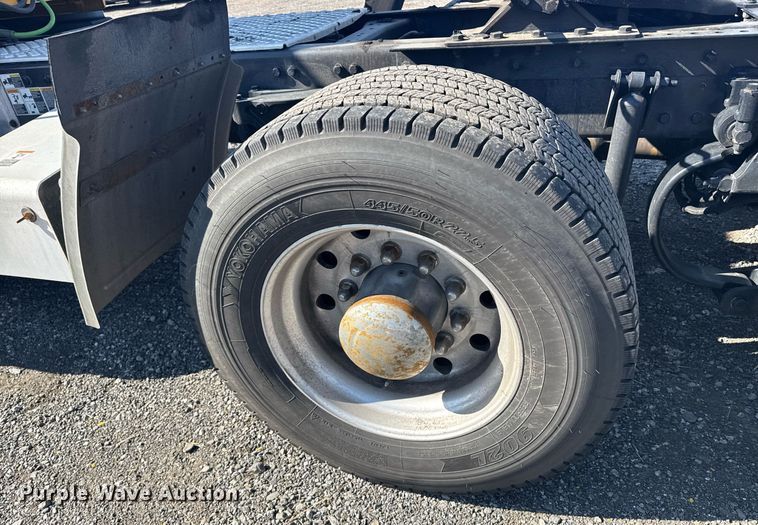 image for item EI4142 2021 Kenworth T680 semi truck