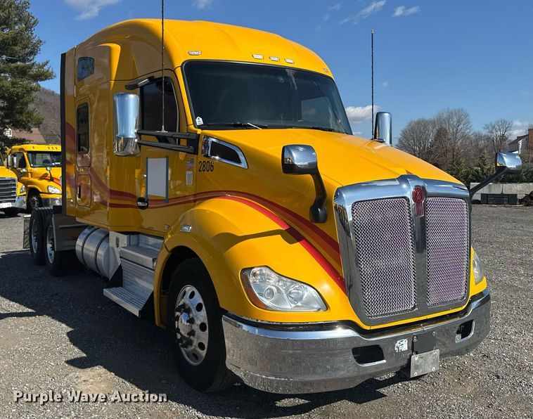 image for item EI4143 2020 Kenworth T680 semi truck