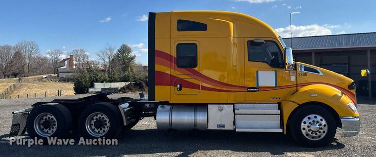 image for item EI4143 2020 Kenworth T680 semi truck