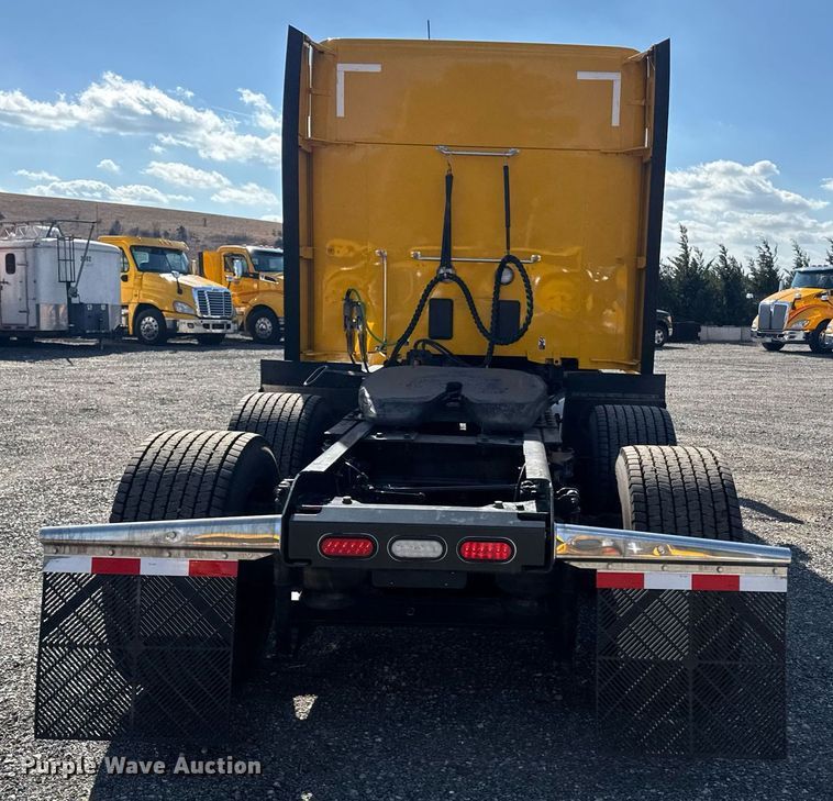 image for item EI4143 2020 Kenworth T680 semi truck