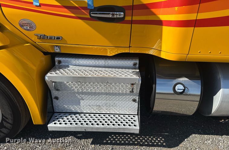 image for item EI4143 2020 Kenworth T680 semi truck