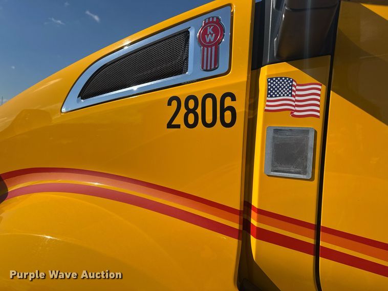 image for item EI4143 2020 Kenworth T680 semi truck