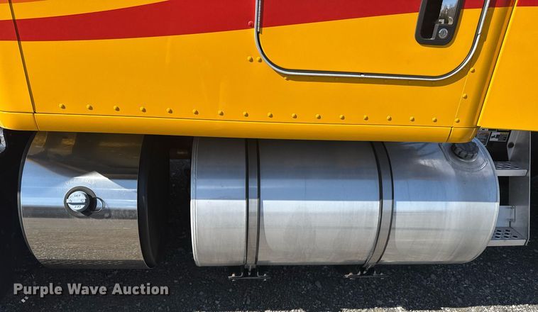 image for item EI4143 2020 Kenworth T680 semi truck