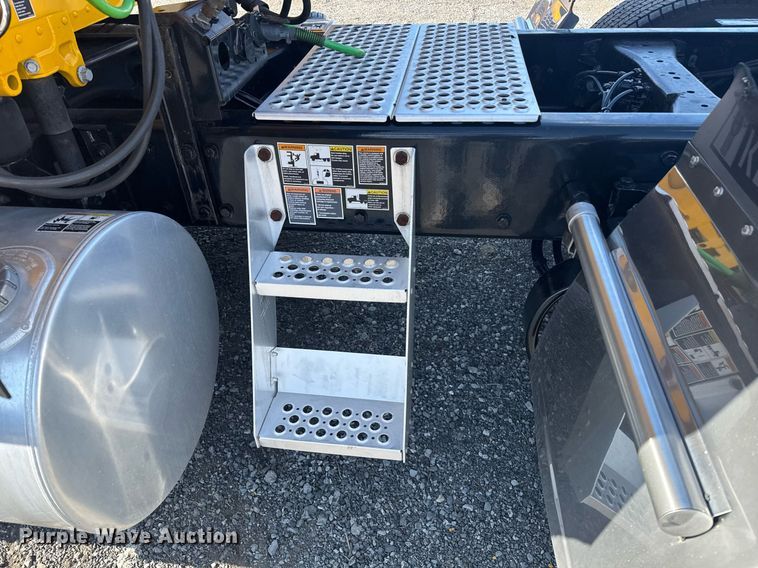 image for item EI4143 2020 Kenworth T680 semi truck