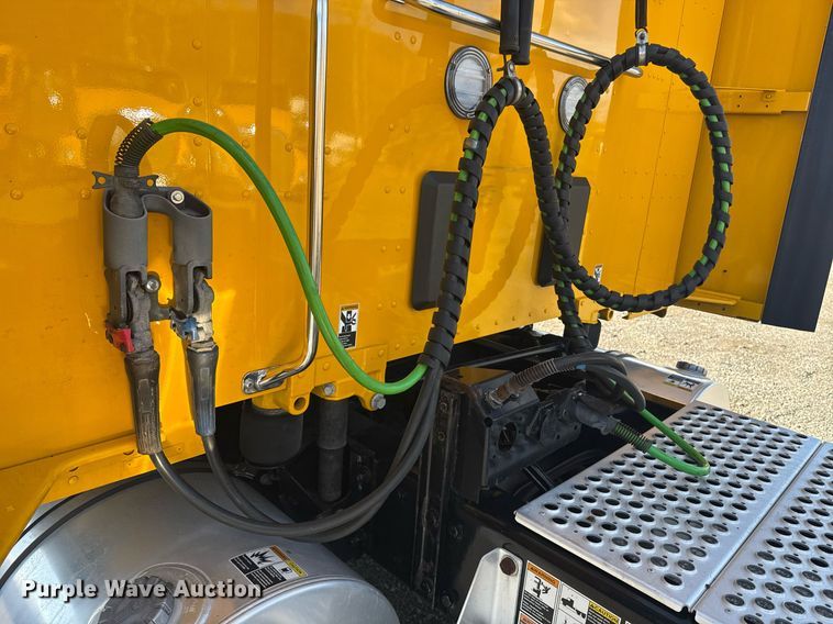 image for item EI4143 2020 Kenworth T680 semi truck