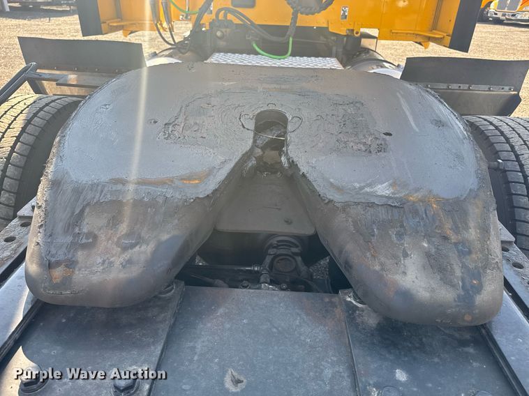 image for item EI4143 2020 Kenworth T680 semi truck