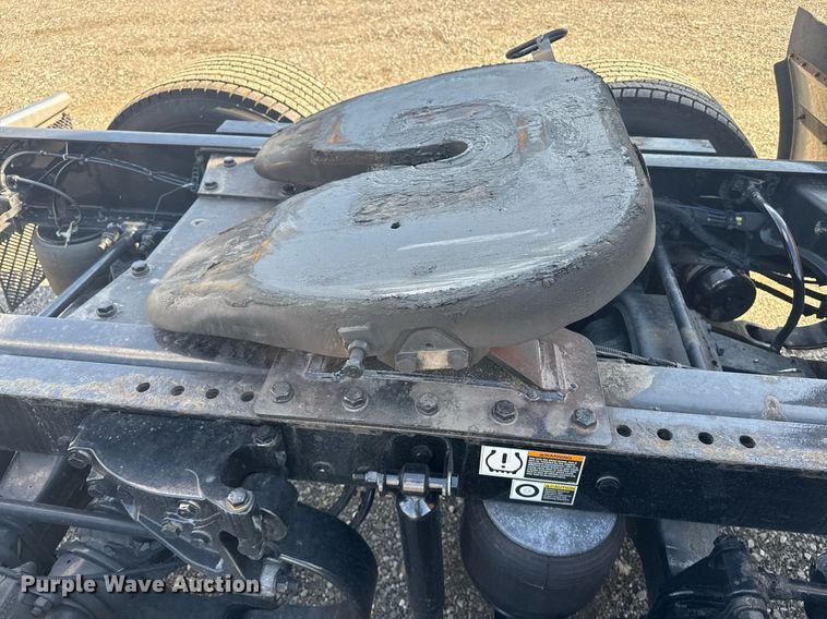 image for item EI4143 2020 Kenworth T680 semi truck