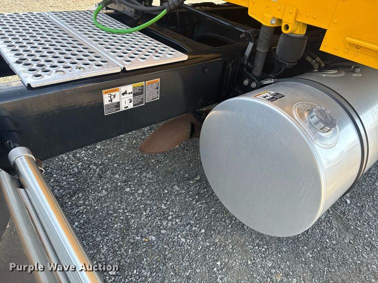 image for item EI4143 2020 Kenworth T680 semi truck