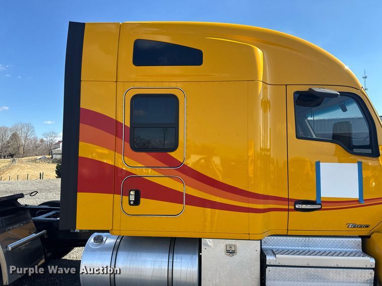 image for item EI4143 2020 Kenworth T680 semi truck