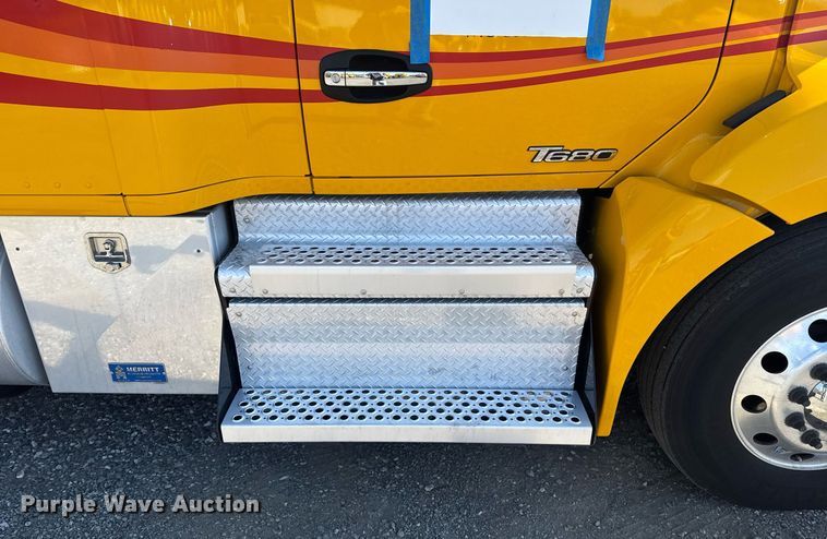 image for item EI4143 2020 Kenworth T680 semi truck