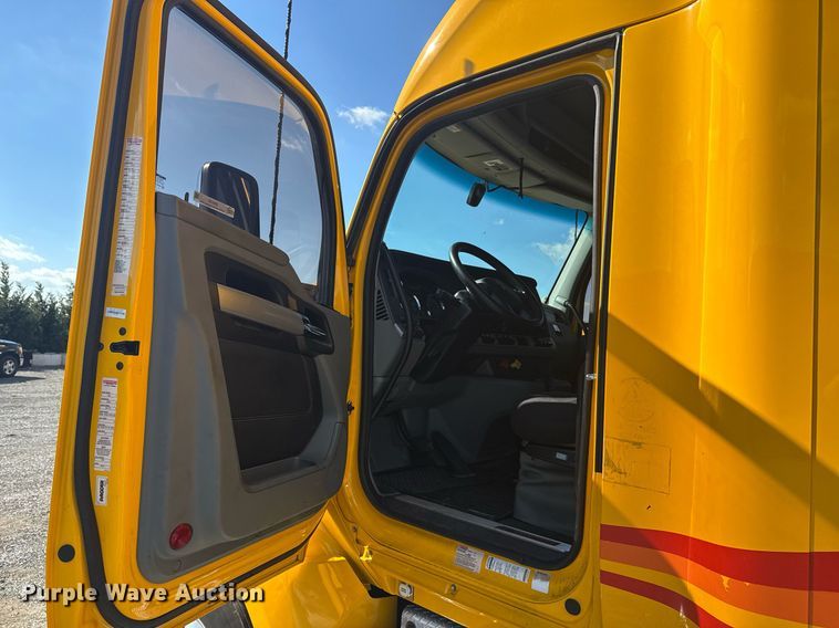 image for item EI4143 2020 Kenworth T680 semi truck