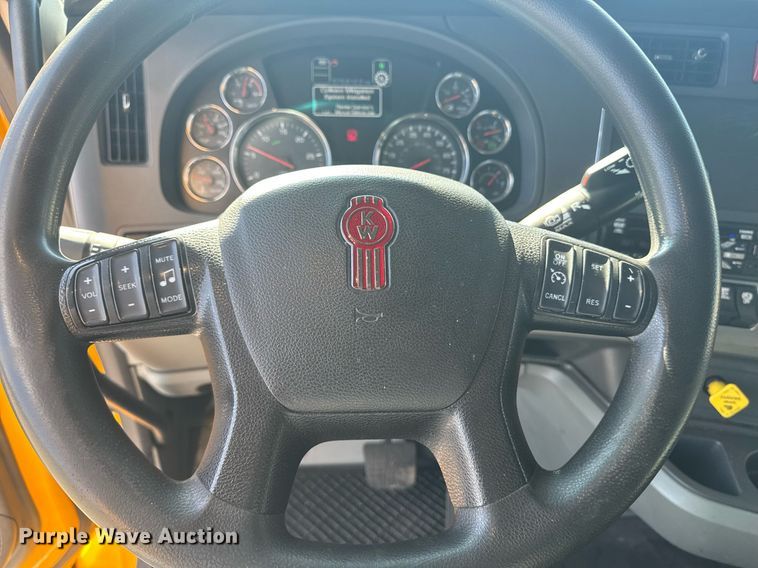 image for item EI4143 2020 Kenworth T680 semi truck