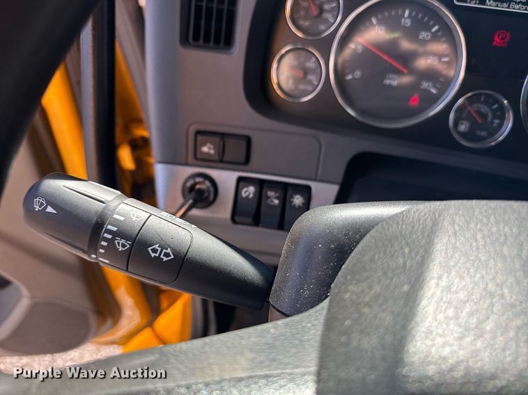 image for item EI4143 2020 Kenworth T680 semi truck