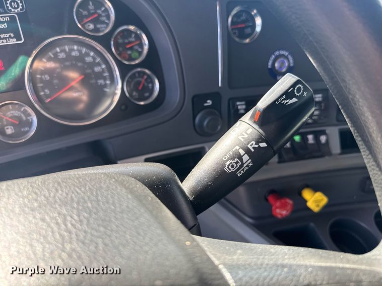 image for item EI4143 2020 Kenworth T680 semi truck