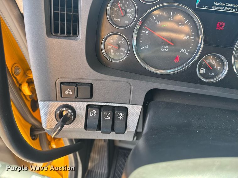 image for item EI4143 2020 Kenworth T680 semi truck