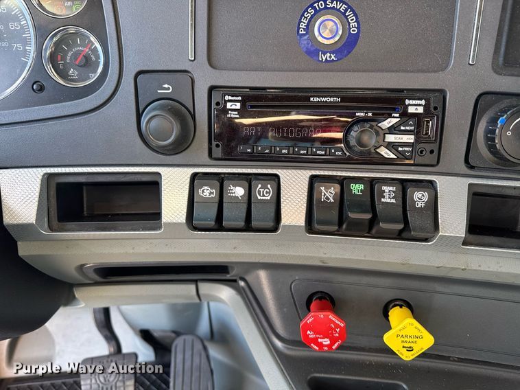 image for item EI4143 2020 Kenworth T680 semi truck