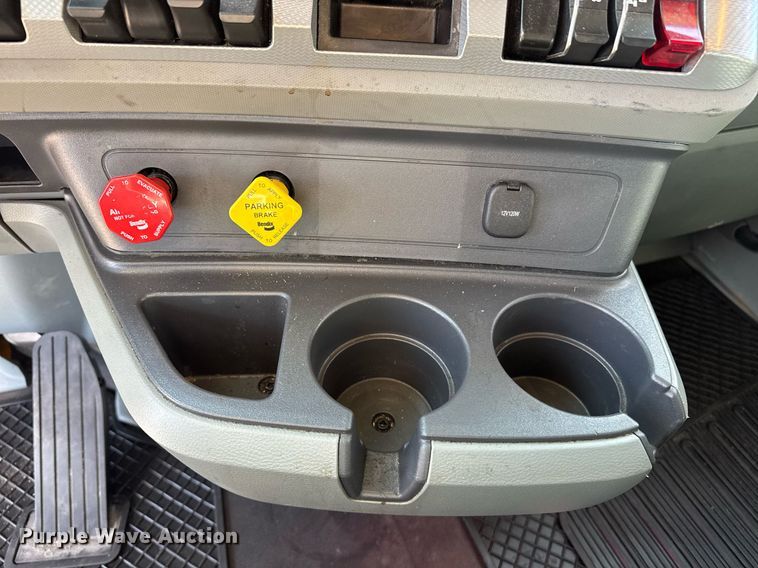 image for item EI4143 2020 Kenworth T680 semi truck