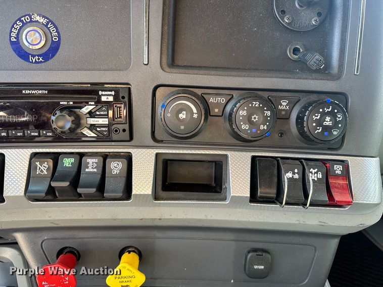 image for item EI4143 2020 Kenworth T680 semi truck