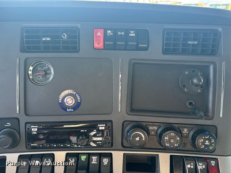 image for item EI4143 2020 Kenworth T680 semi truck