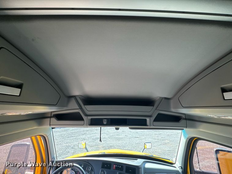 image for item EI4143 2020 Kenworth T680 semi truck